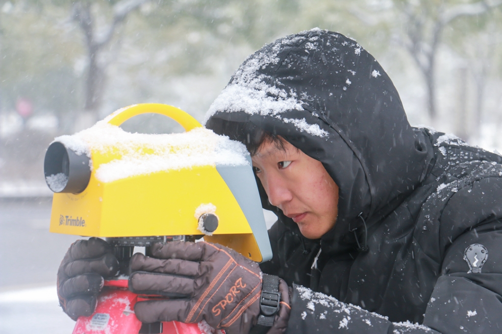 2018年1月27日，工程技術(shù)人員在雪中開展測量作業(yè)。