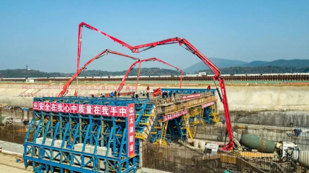 2019年1月18日，太湖隧道主體結(jié)構(gòu)頂板完成首次澆筑，隧道完整的主體結(jié)構(gòu)框架顯現(xiàn)出來。