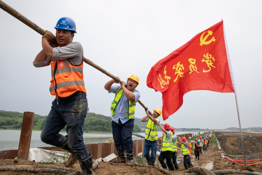 2019年6月21日，蘇錫常太湖隧道工地架設(shè)萬伏電纜，黨員突擊隊(duì)在施工現(xiàn)場。
