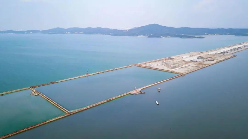 2020年10月3日，隨著最后一根鋼板樁插打至湖底，太湖隧道圍堰順利合龍。歷時2年7個月，馬山段與南泉段在湖中無縫對接，成功實(shí)現(xiàn)第一次“牽手”。
