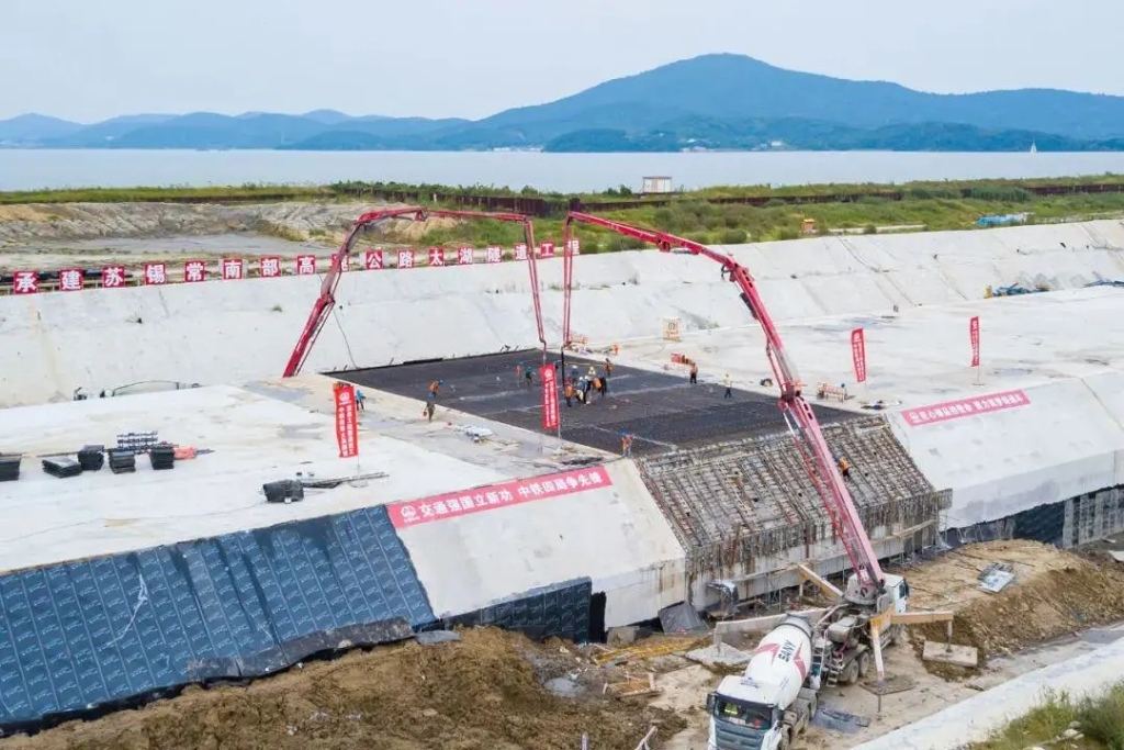 2021年9月5日，中鐵四局施工的太湖隧道南泉段主體工程全部完工。與此同時，南泉段施工轉(zhuǎn)入調(diào)平層、防撞側(cè)石等附屬工程施工階段，為下一步隧道早日通車打下堅(jiān)實(shí)基礎(chǔ)。
