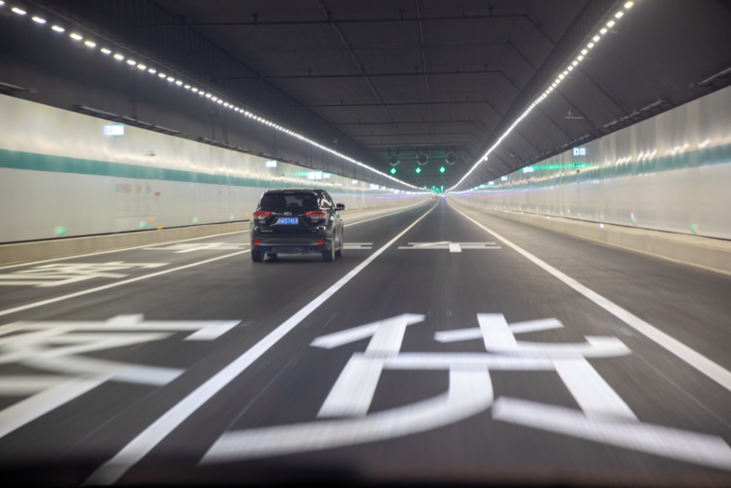 2021年12月30日，車輛在蘇錫常南部高速公路太湖隧道內(nèi)行駛。